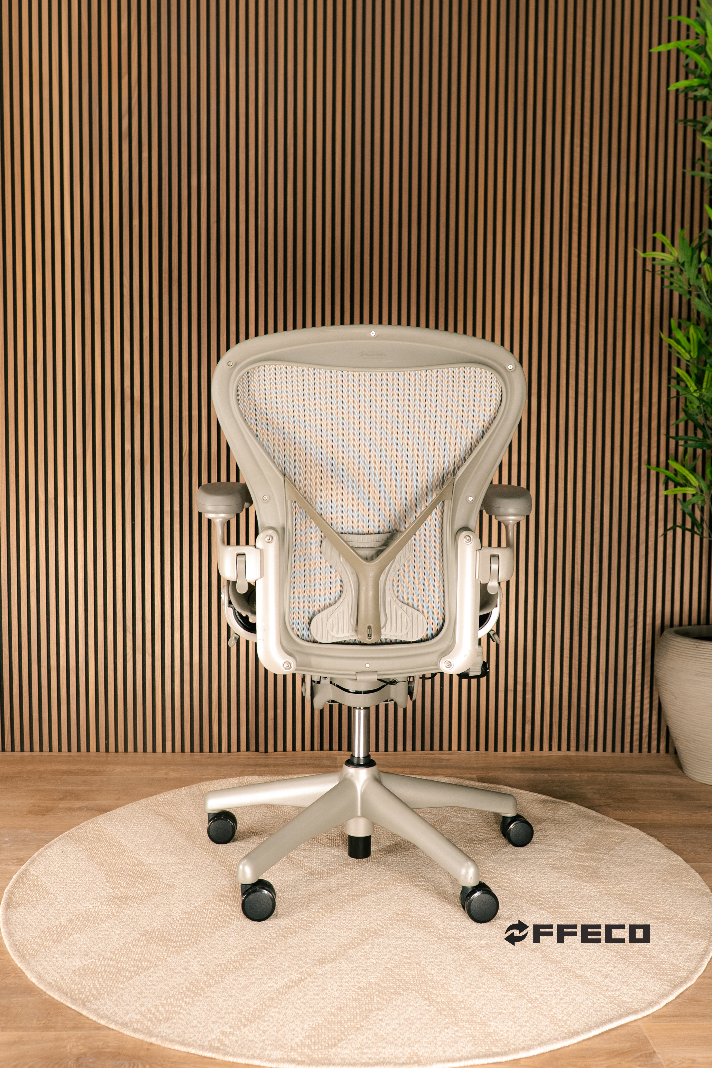 Herman Miller Aeron Titanium Zomerdeal